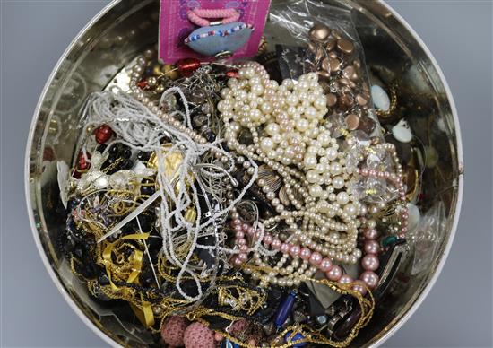 A small quantity of costume jewellery.